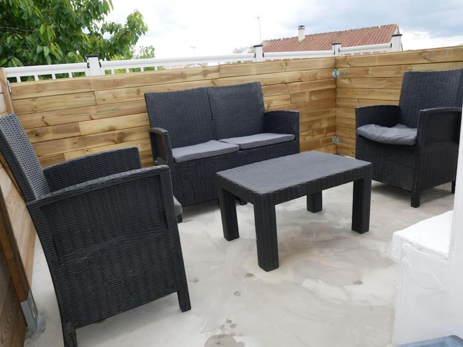 Logement Lumineux Avec Terrasse لا روش سور يو المظهر الخارجي الصورة